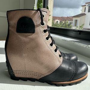 Sorel wedge booties size 6 in good condition.